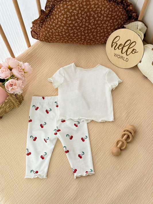 Prenda blanca conjunto para bebe con cerezas vista trasera