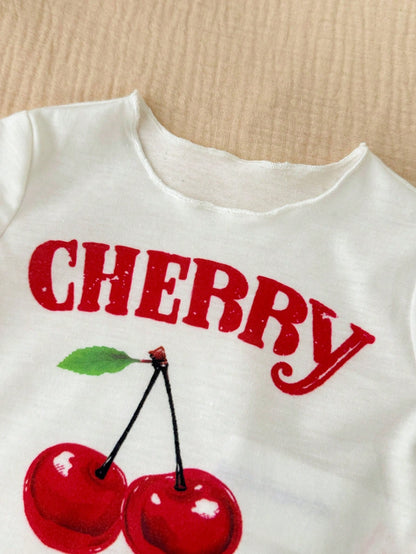 Prenda blanca conjunto para bebe detalle de top con estampado cherry