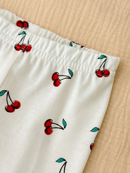 Prenda blanca conjunto para bebe detalle de pantalón con cerezas