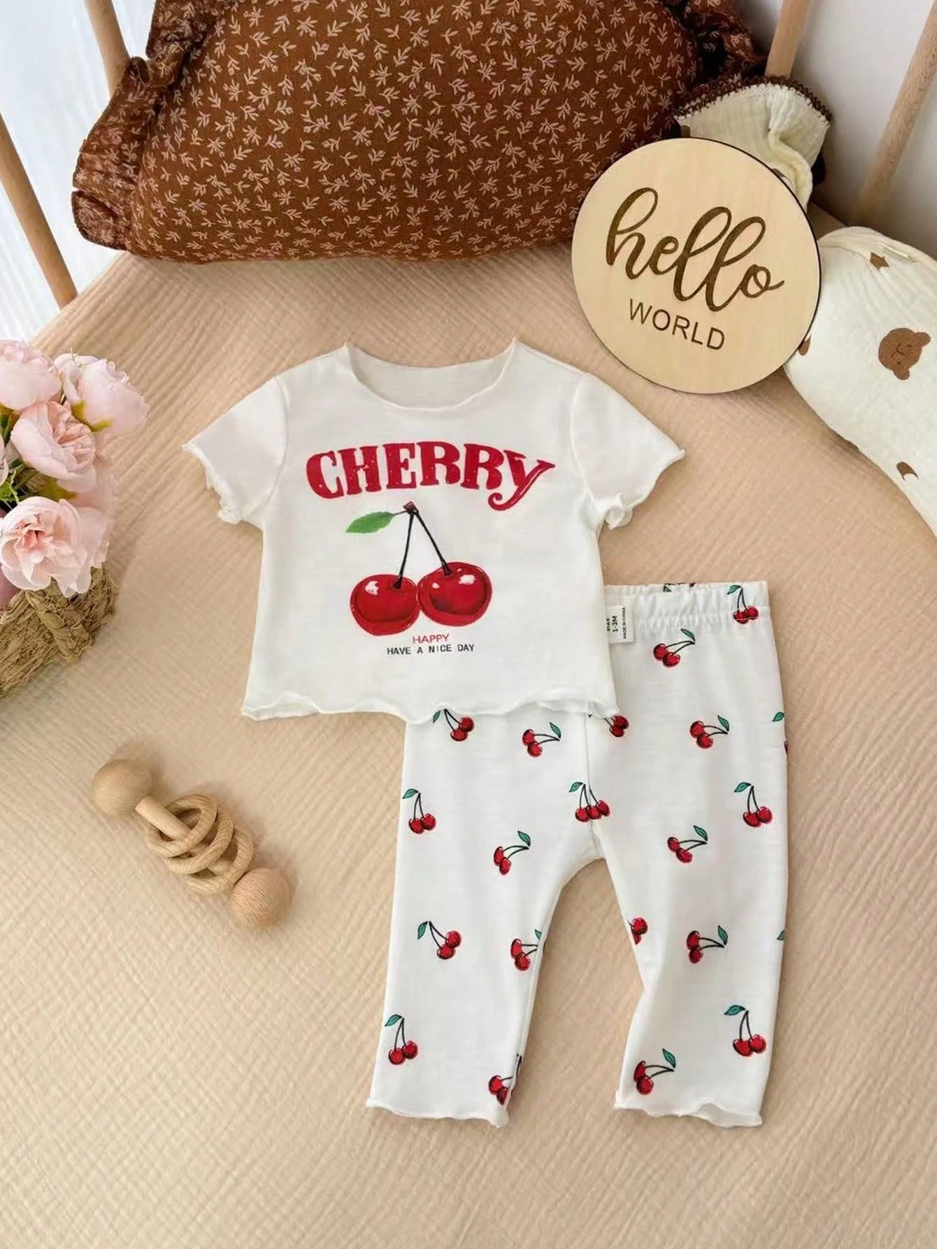 Prenda blanca conjunto para bebe con cerezas vista frontal