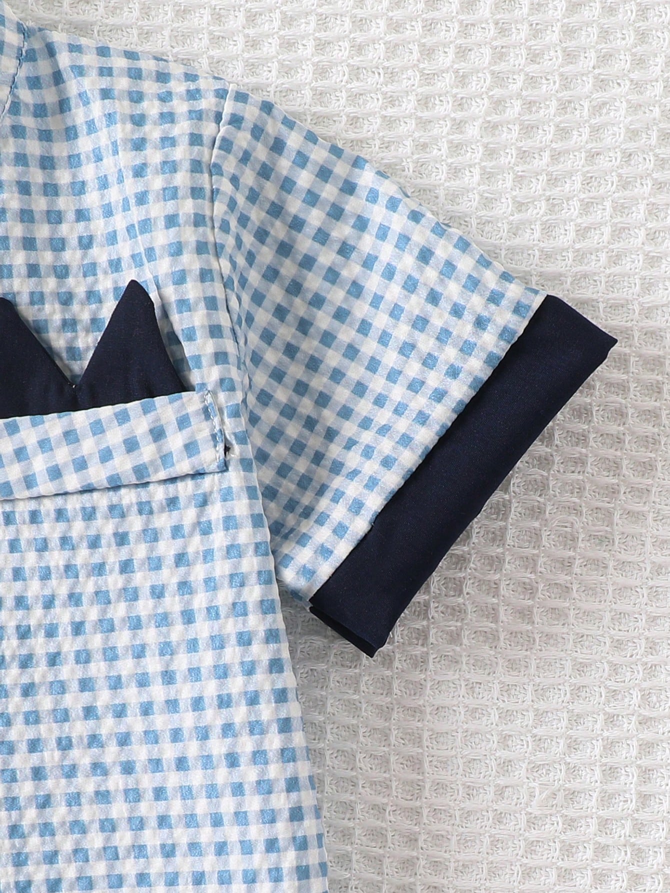 Prenda azul camisa para bebe con moño detalle de bolsillo
