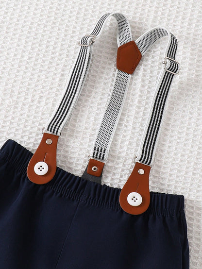 Prenda azul pantalón corto para bebe con tirantes detalle de ajuste