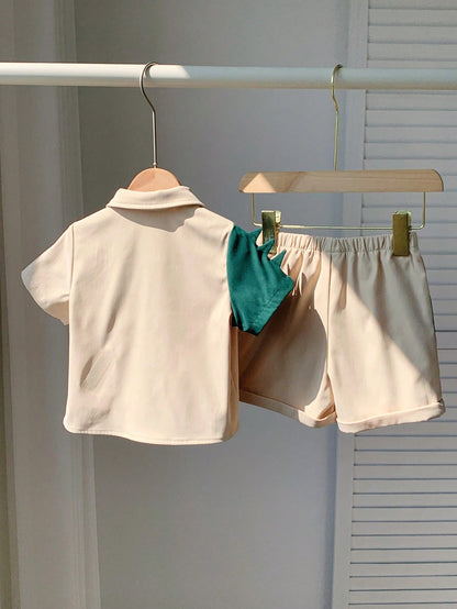 Prenda beige conjunto para bebe con dinosaurio verde y short vista trasera