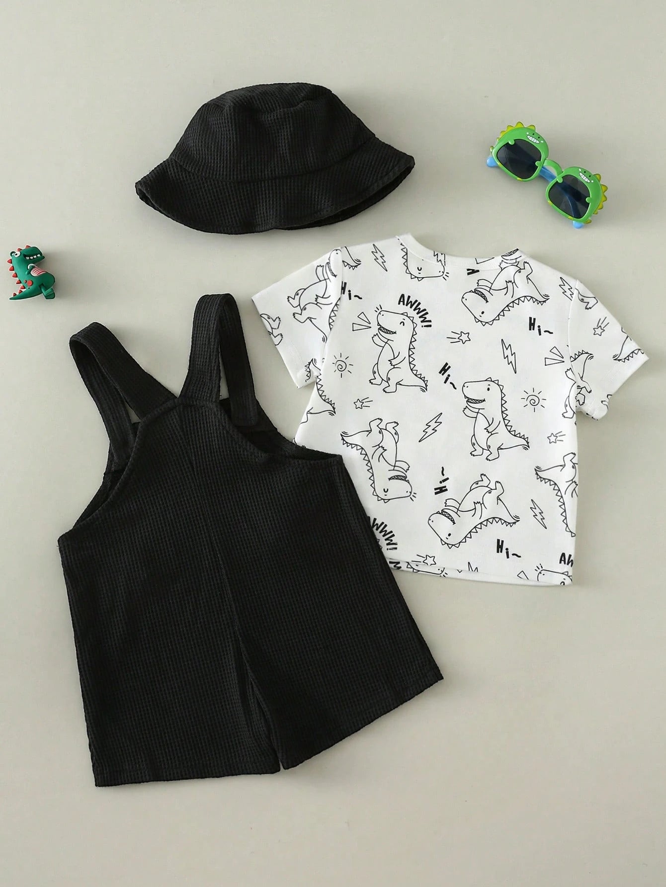 Prenda negra conjunto para bebe con dinosaurio y sombrero vista posterior