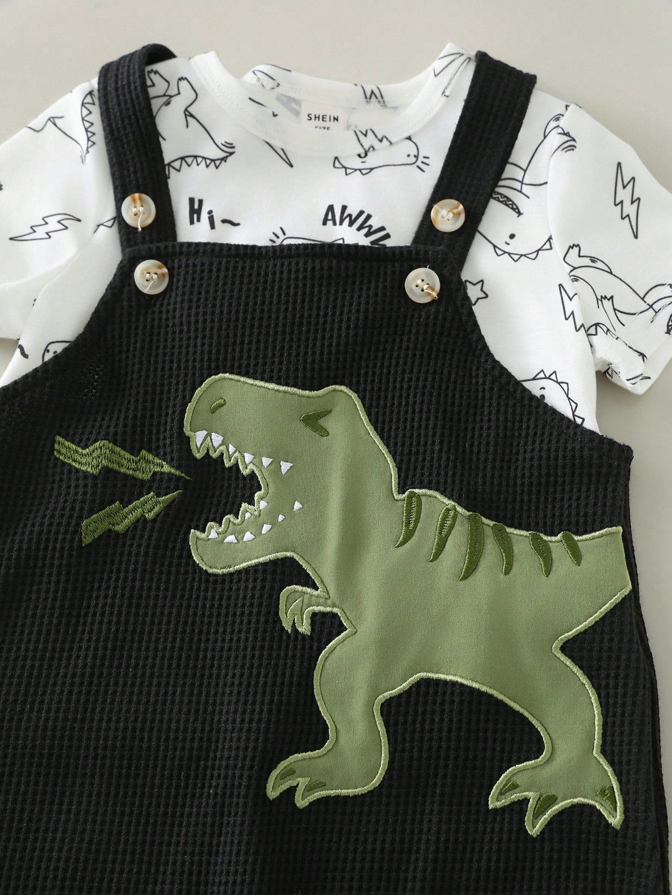 Prenda negra conjunto para bebe con detalle de aplicación de dinosaurio