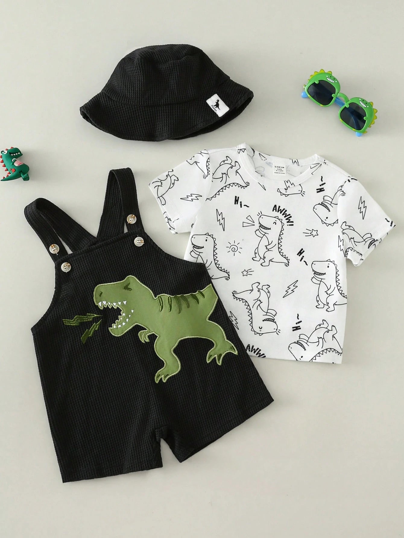 Prenda negra conjunto para bebe con dinosaurio y sombrero vista frontal
