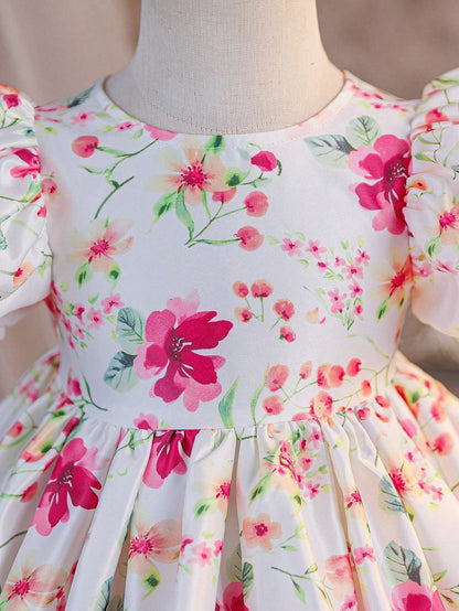 Prenda blanca vestido floral para bebe detalle de estampado y mangas abullonadas