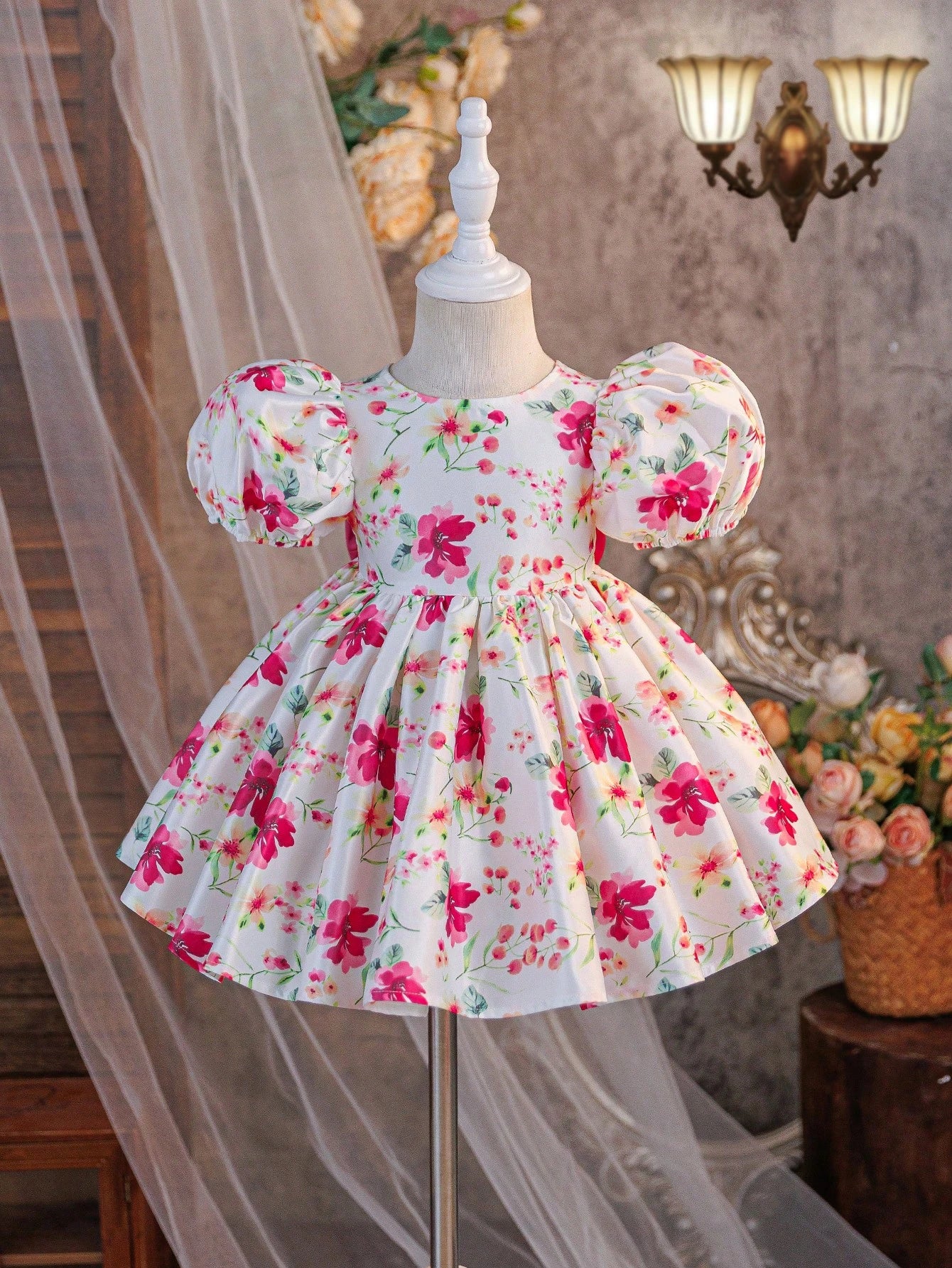 Prenda blanca vestido floral para bebe vista frontal con mangas abullonadas