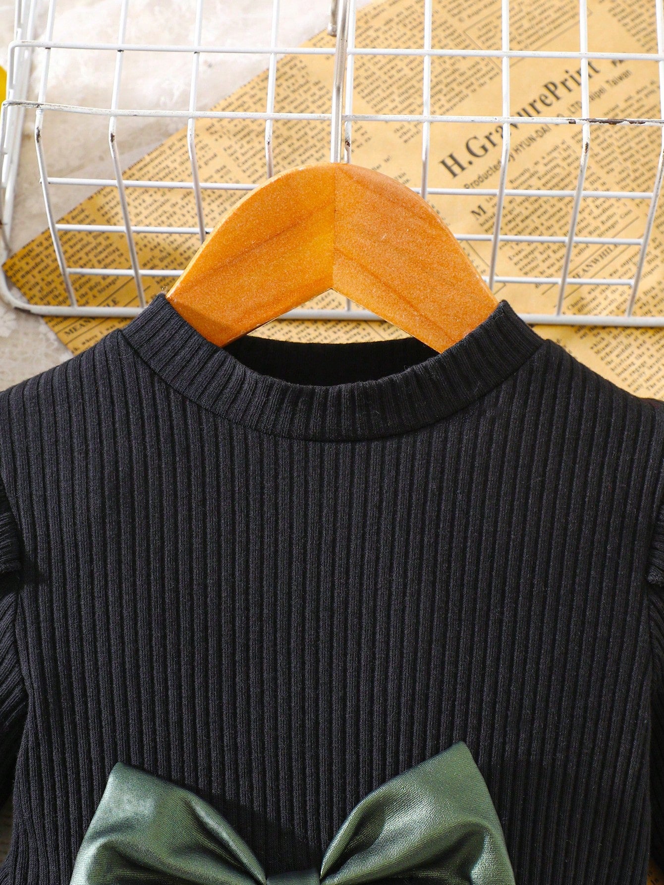 Prenda negro vestido para bebe detalle de cuello redondo y tela acanalada
