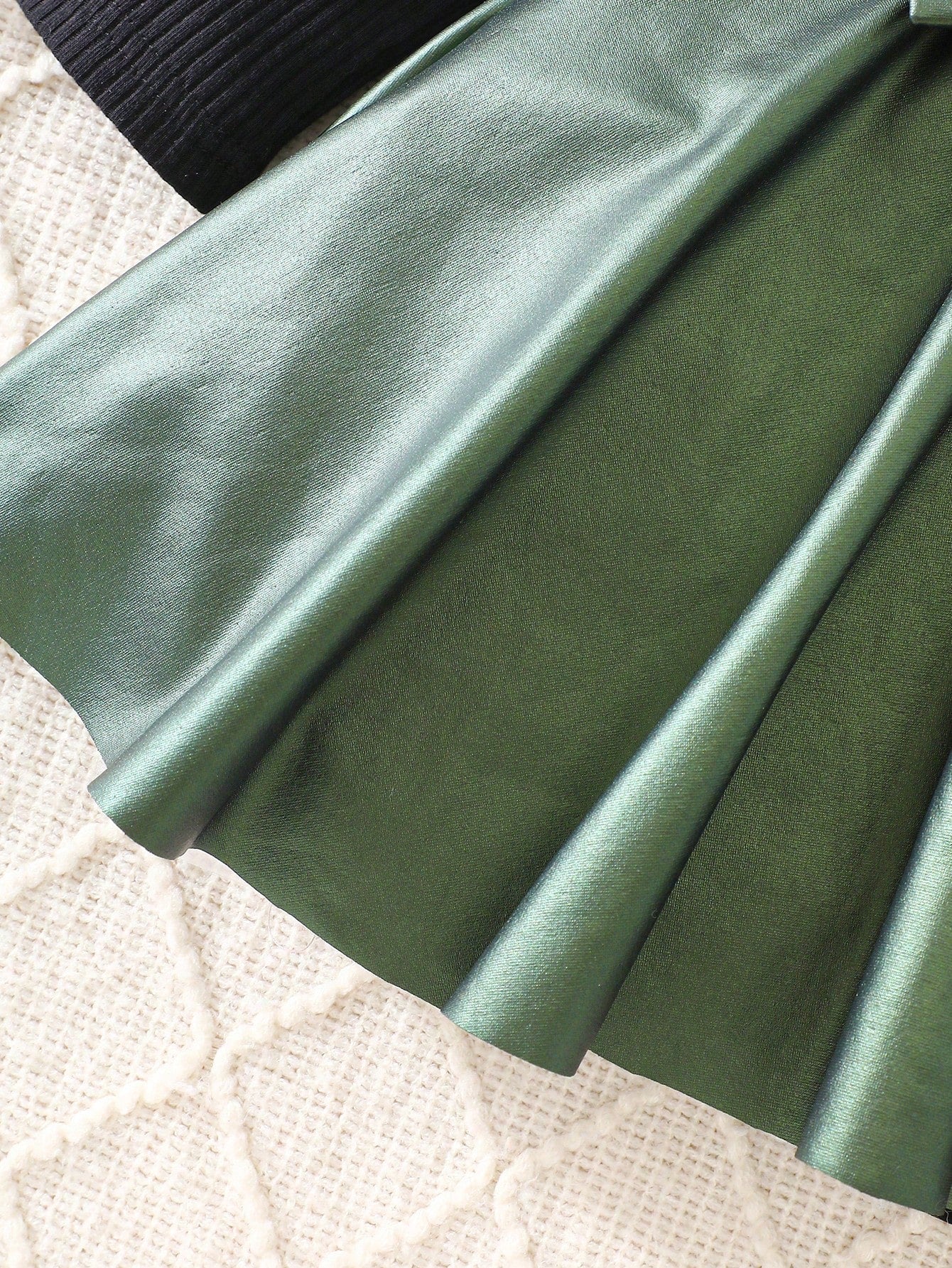 Prenda verde vestido para bebe detalle de falda satinada y acabado brillante