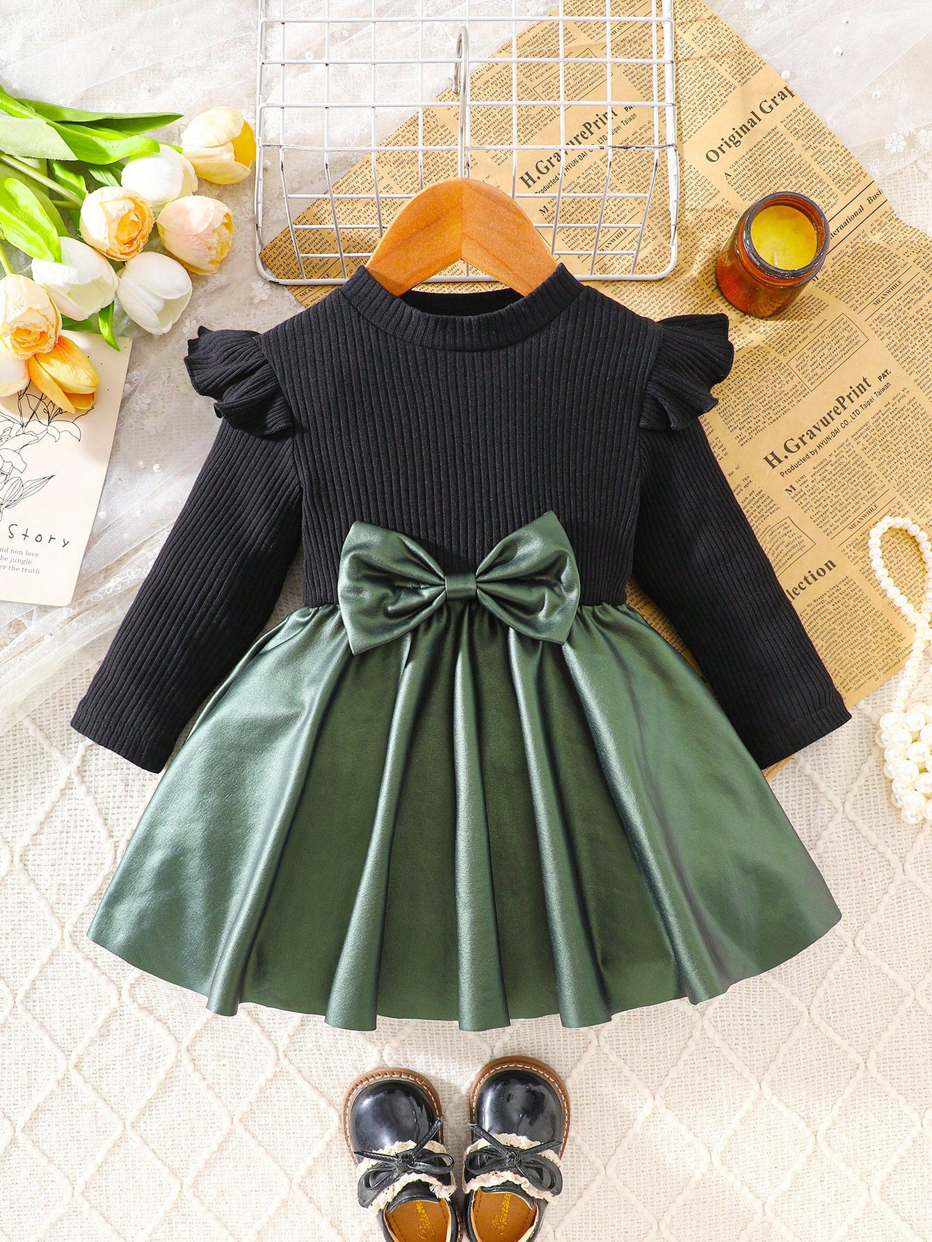 Prenda negro y verde vestido para bebe vista frontal con lazo satinado