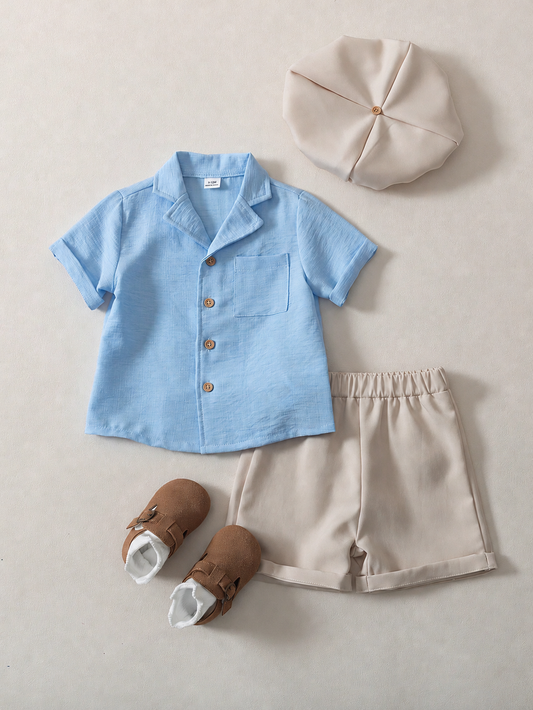Conjunto azul celeste para bebé con camisa de botones, shorts beige, cinturón café y boina, vista frontal