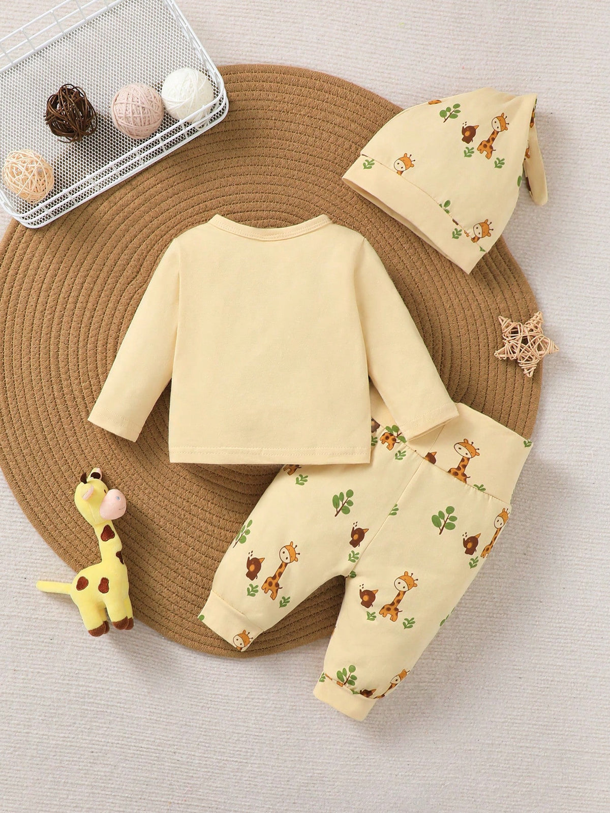 Prenda amarilla conjunto para bebe con jirafa vista posterior