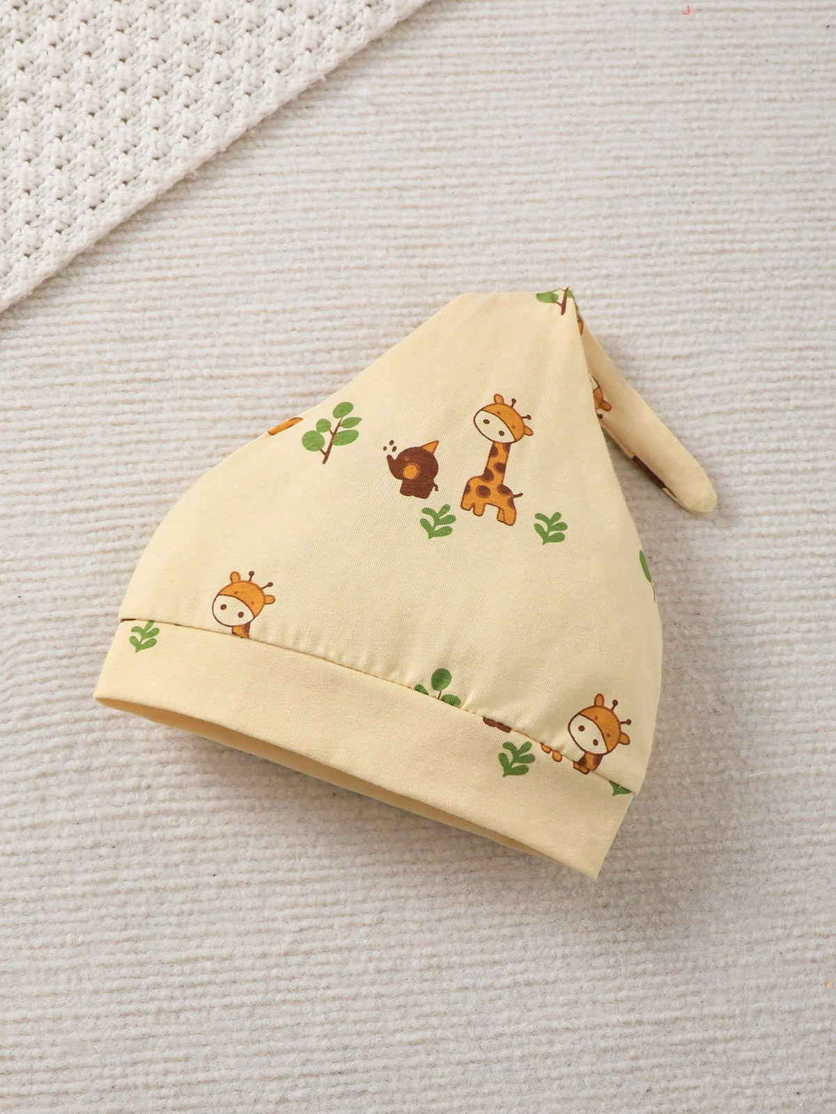 Prenda amarilla gorro para bebe con estampado de jirafas
