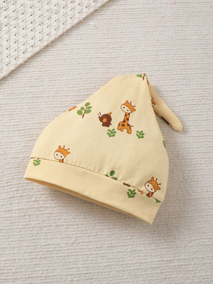 Prenda amarilla gorro para bebe con estampado de jirafas