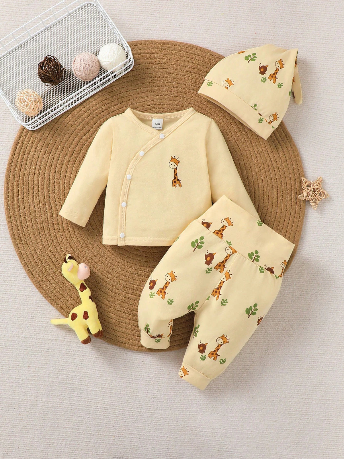 Prenda amarilla conjunto para bebe con jirafa vista frontal