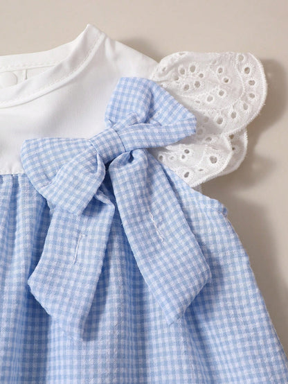 Prenda azul vestido para bebe con lazo decorativo detalle del acabado