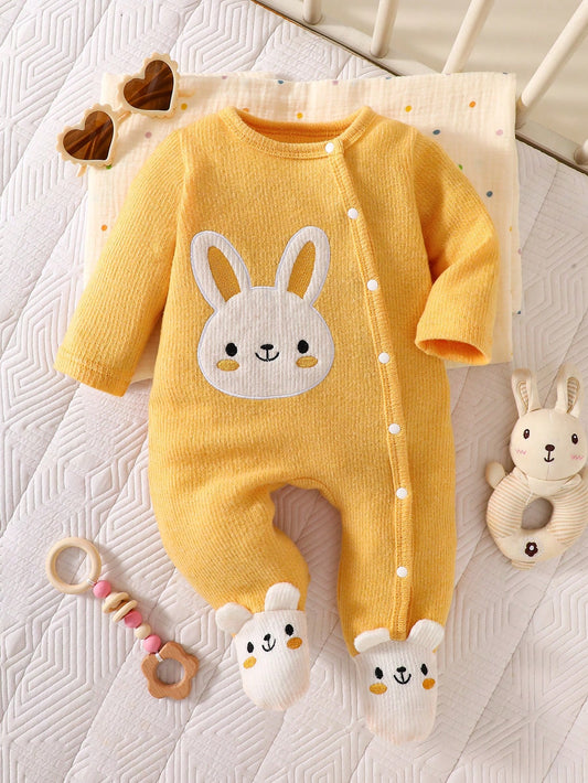 Prenda amarilla pelele para bebe con conejito bordado vista frontal
