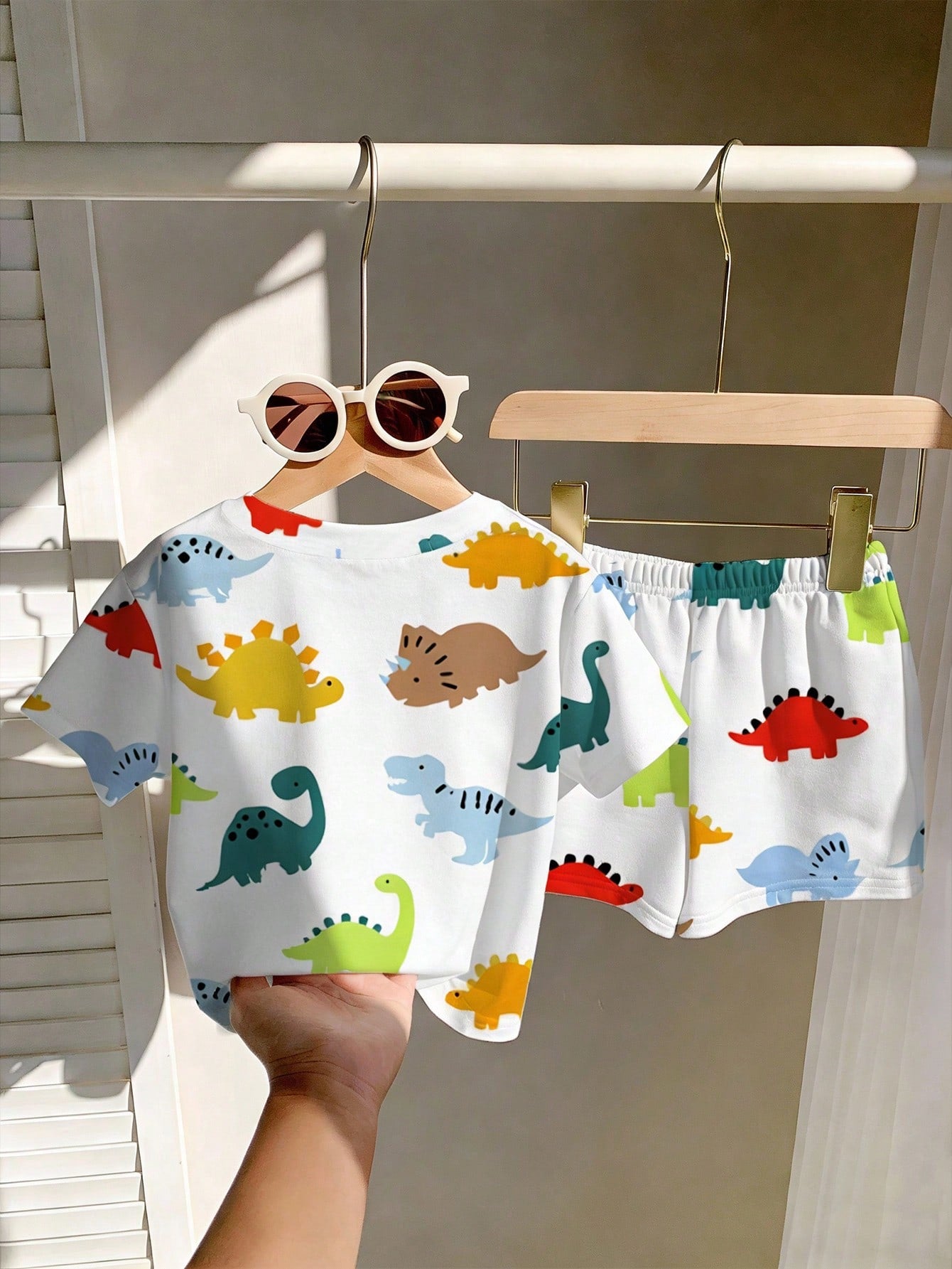 Prenda blanca conjunto para bebe con dinosaurios coloridos vista trasera