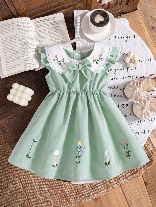 Prenda verde vestido para bebe con cuello Peter Pan bordado vista frontal

