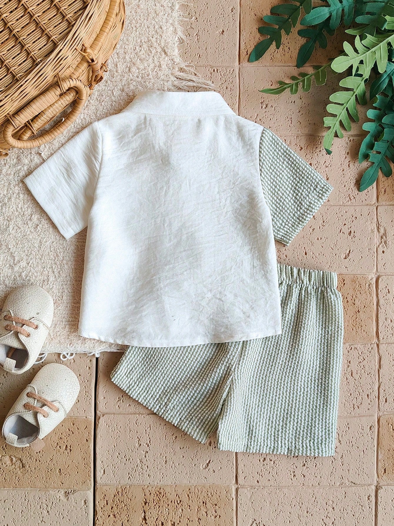Prenda verde conjunto para bebe con camisa y short vista trasera
