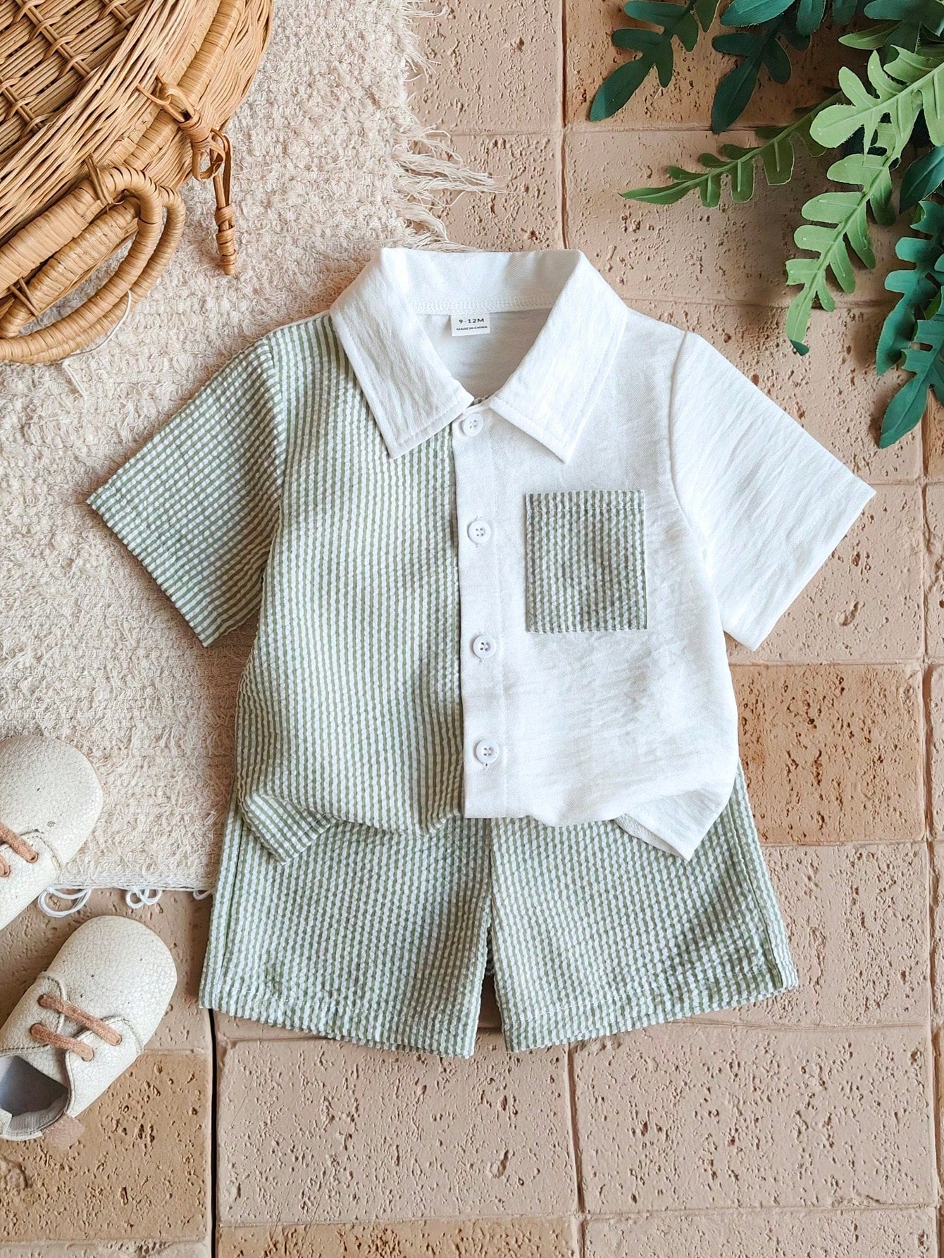 Prenda verde conjunto para bebe con camisa blanca y short texturizado vista frontal
