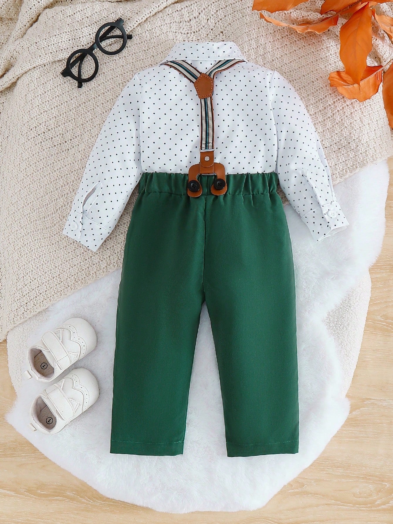 Prenda verde conjunto para bebe con tirantes y moño vista trasera