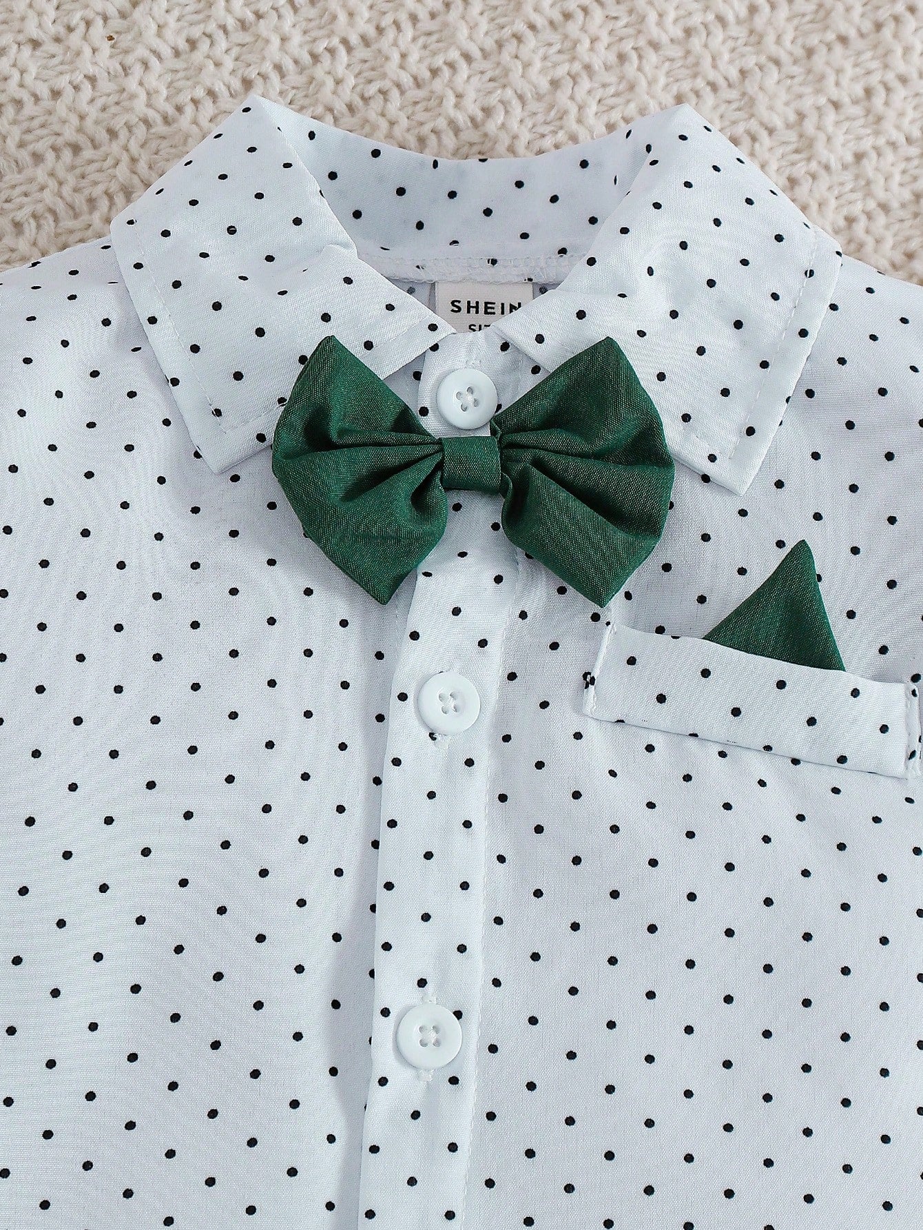 Prenda blanca conjunto para bebe detalle de body con lunares y moño verde