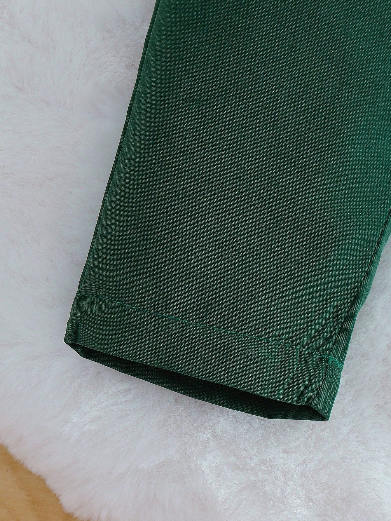 Prenda verde conjunto para bebe detalle de pantalón con acabado recto