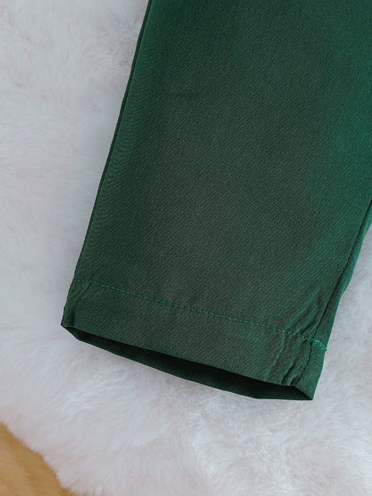 Prenda verde conjunto para bebe detalle de pantalón con acabado recto
