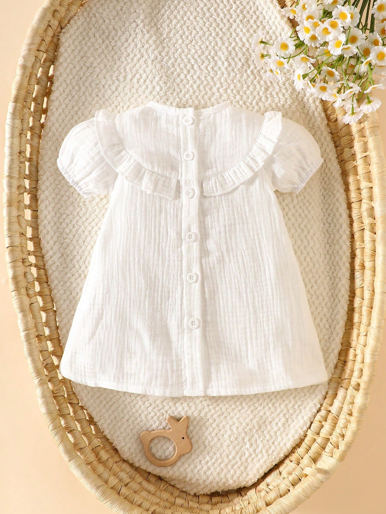 Prenda blanca vestido para bebe vista trasera