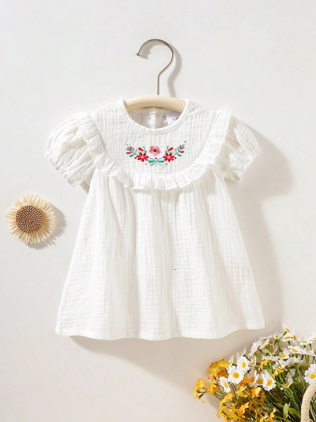 Prenda blanca vestido para bebe vista frontal