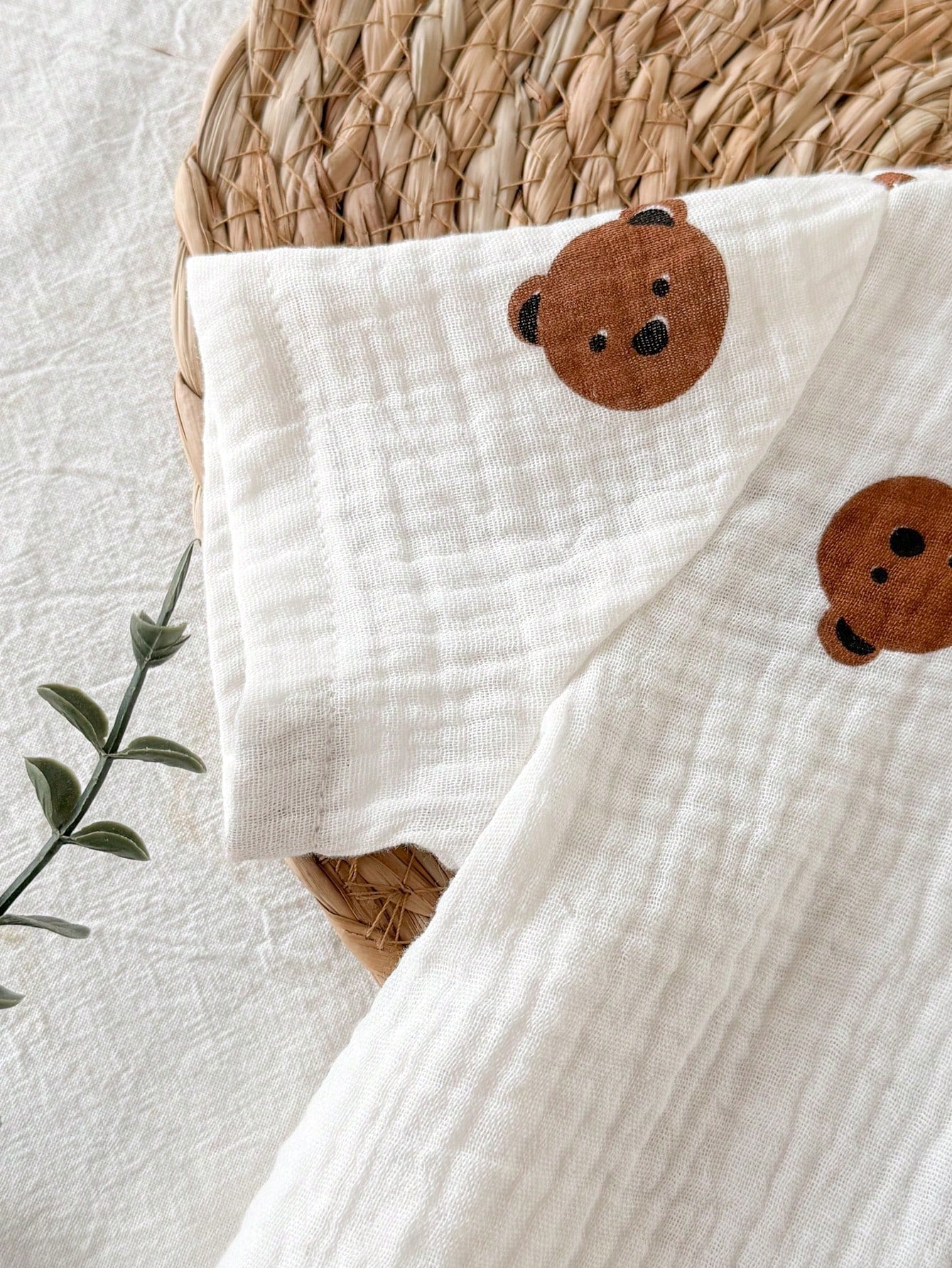 Prenda blanca conjunto para bebe detalle de estampado de osos
