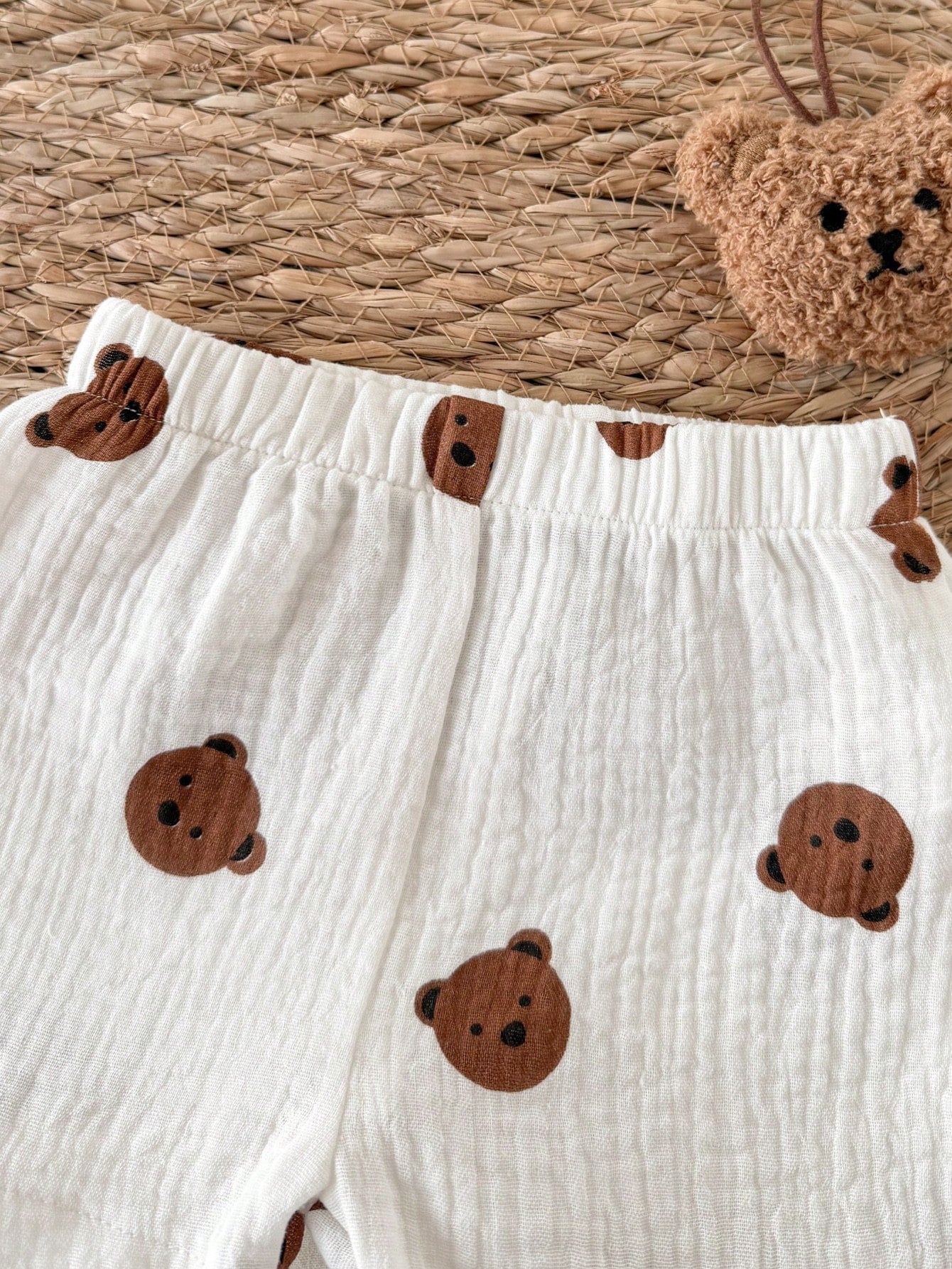 Prenda blanca conjunto para bebe detalle de tela suave y textura