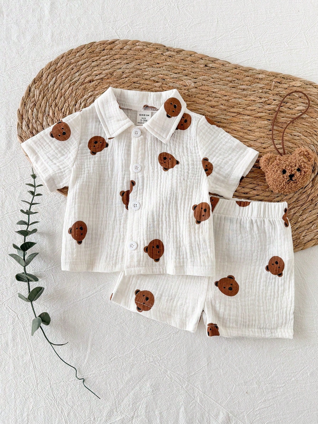 Prenda blanca conjunto para bebe con estampado de osos vista frontal
