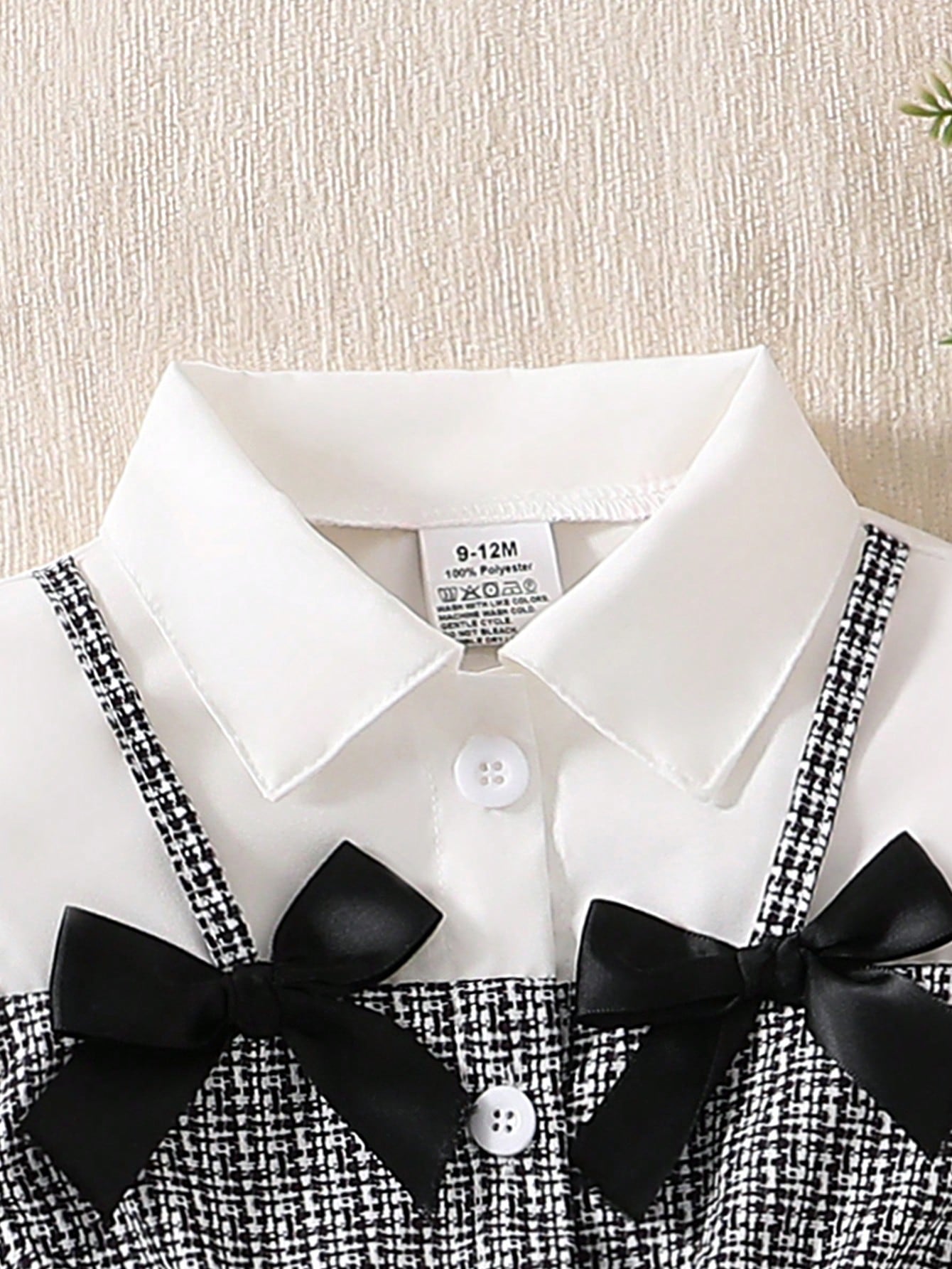 Prenda blanco y negro vestido para bebe detalle de cuello camisero y lazos