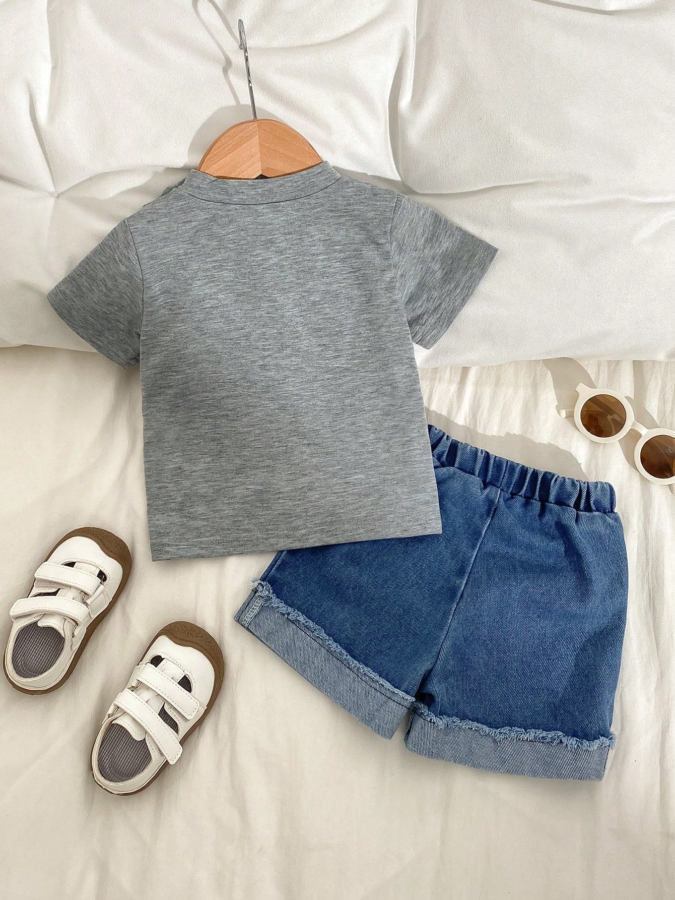 Prenda gris conjunto para bebe vista trasera con camiseta lisa y shorts de mezclilla