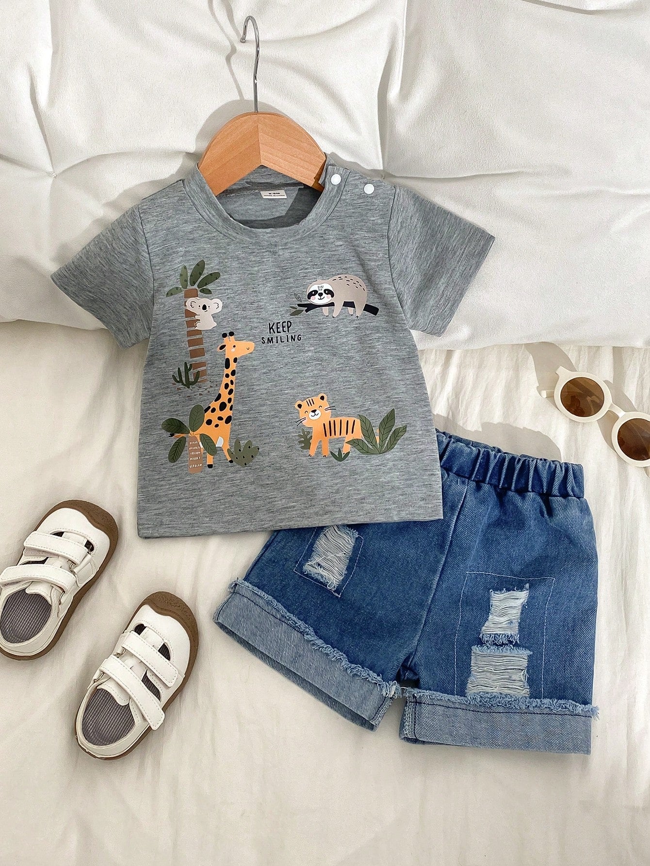 Prenda gris conjunto para bebe vista frontal con camiseta de animalitos y shorts de mezclilla