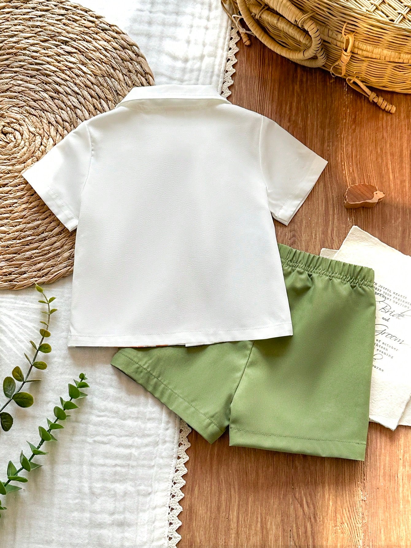 Prenda blanca conjunto para bebe vista trasera con camisa lisa y shorts verde militar