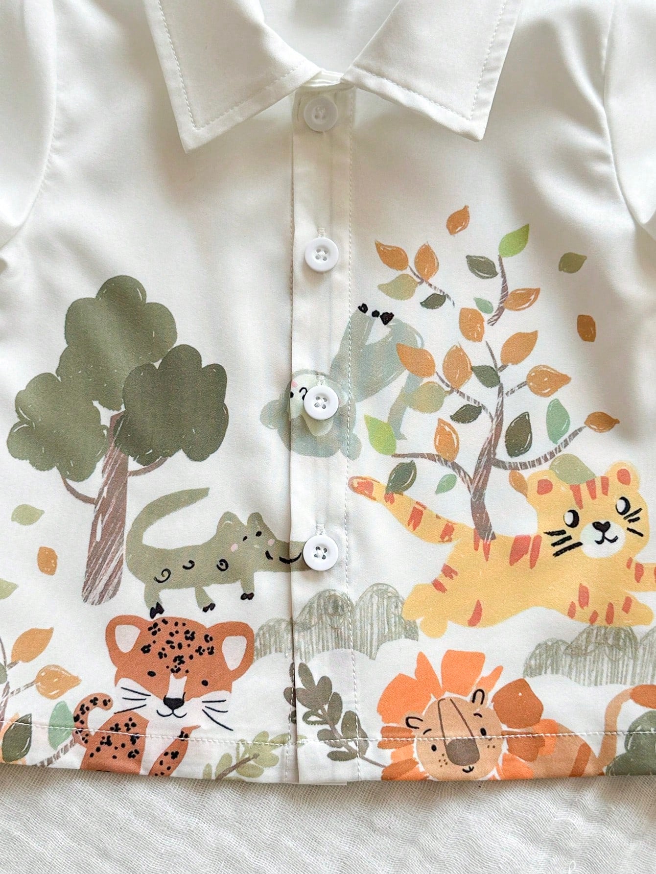 Prenda blanca camisa para bebe detalle de estampado safari con animalitos