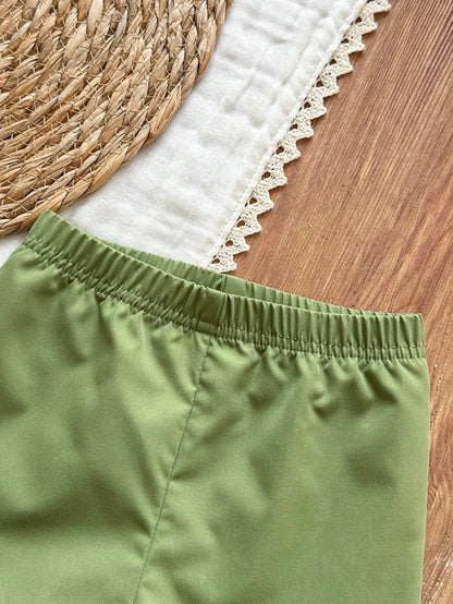 Prenda verde shorts para bebe detalle de cintura elástica