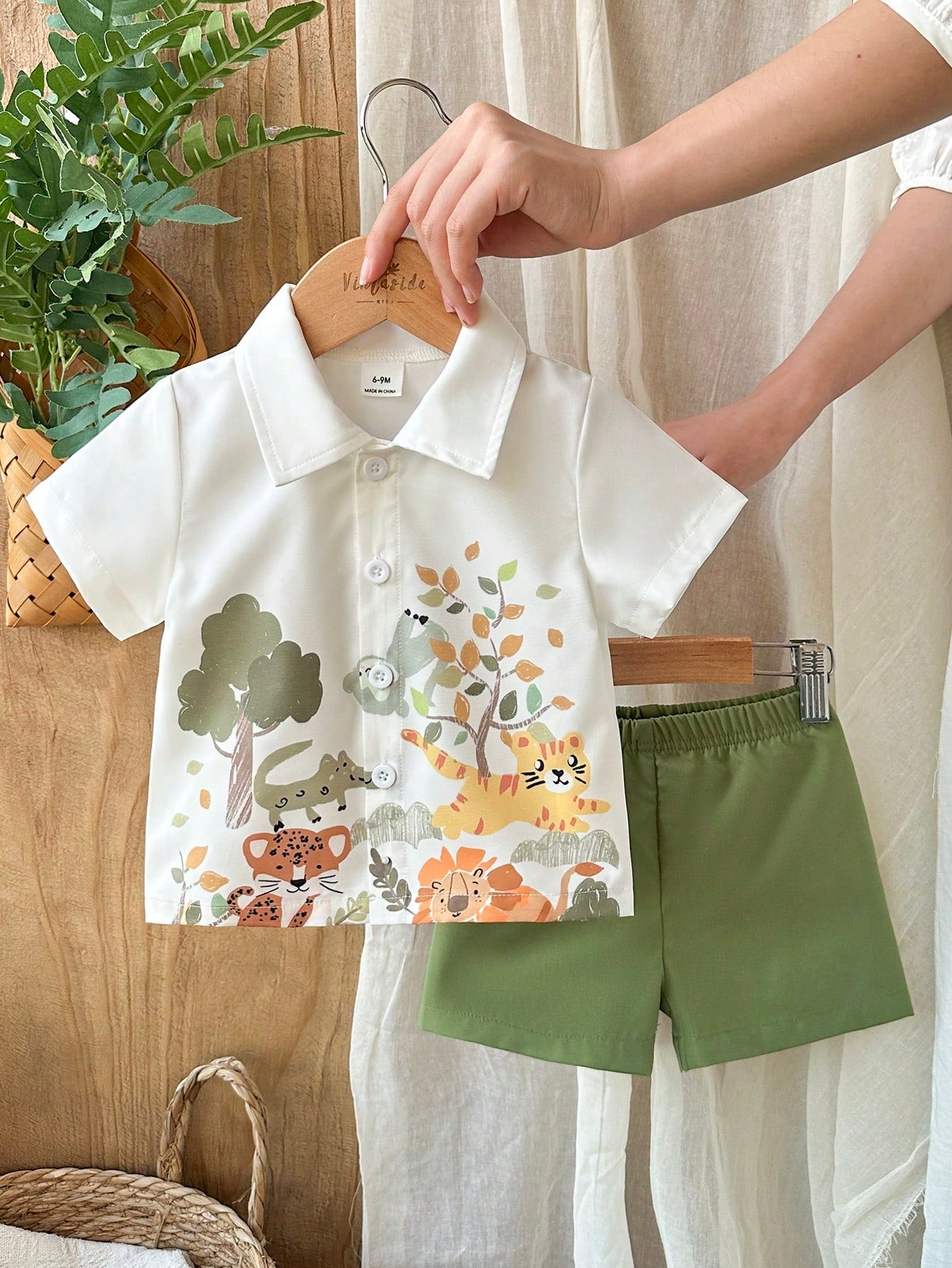 Prenda blanca conjunto para bebe vista frontal con camisa safari y shorts verde militar