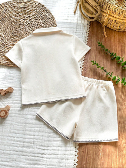Prenda crema conjunto safari para bebe con camisa y shorts vista posterior