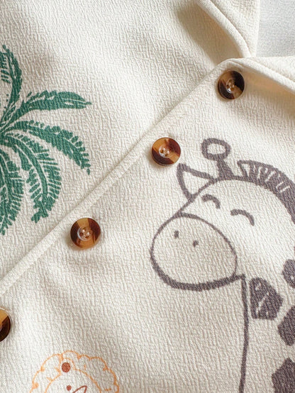Prenda crema camisa safari para bebe detalle del estampado de animales