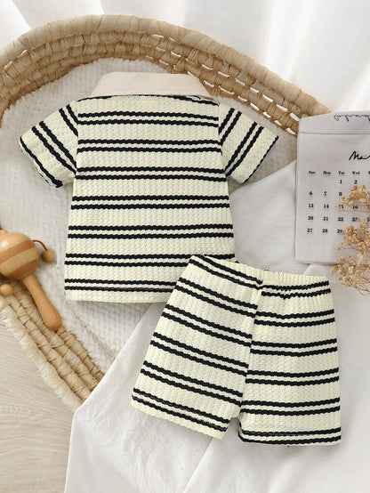 Prenda albaricoque conjunto para bebe vista trasera con rayas negras y short a juego