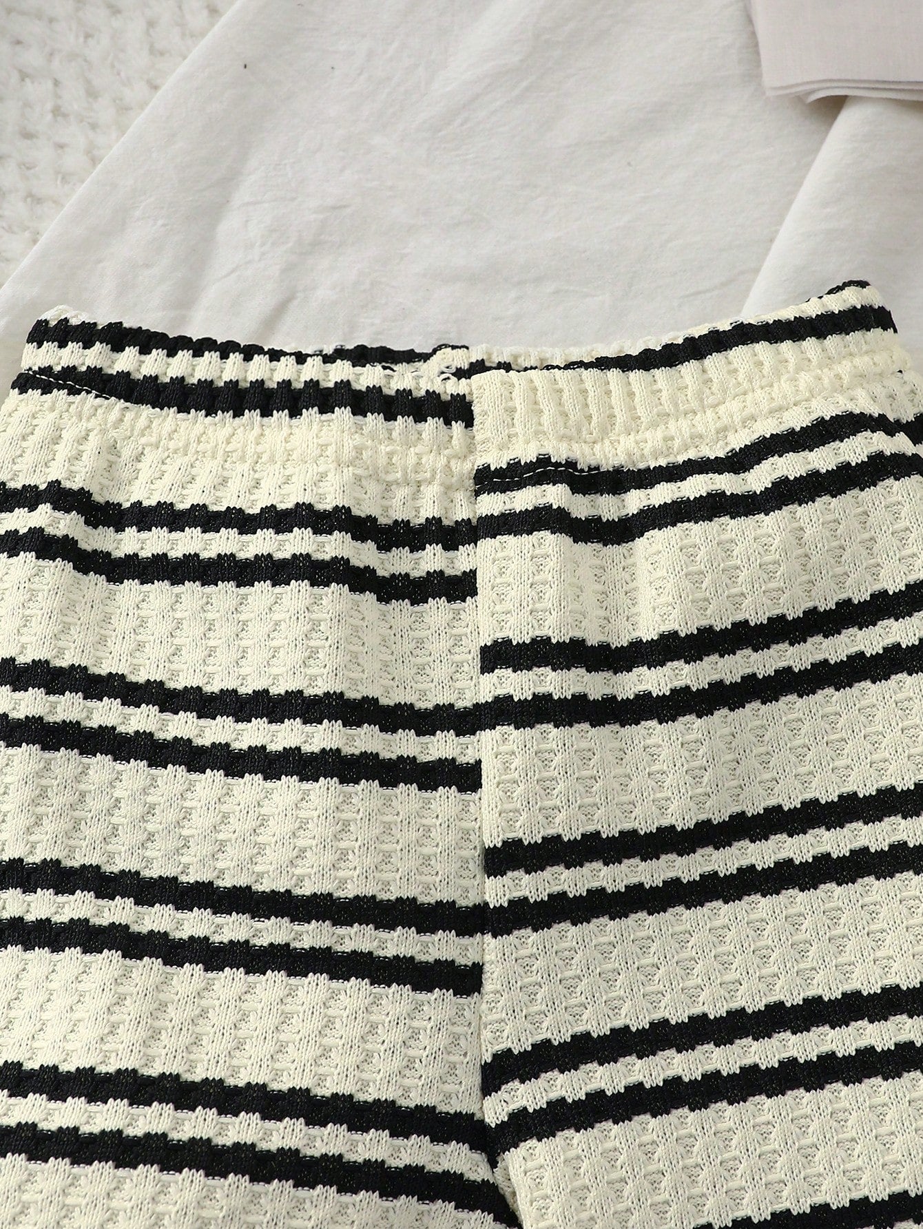 Prenda albaricoque short para bebe detalle de cintura elástica y textura a rayas