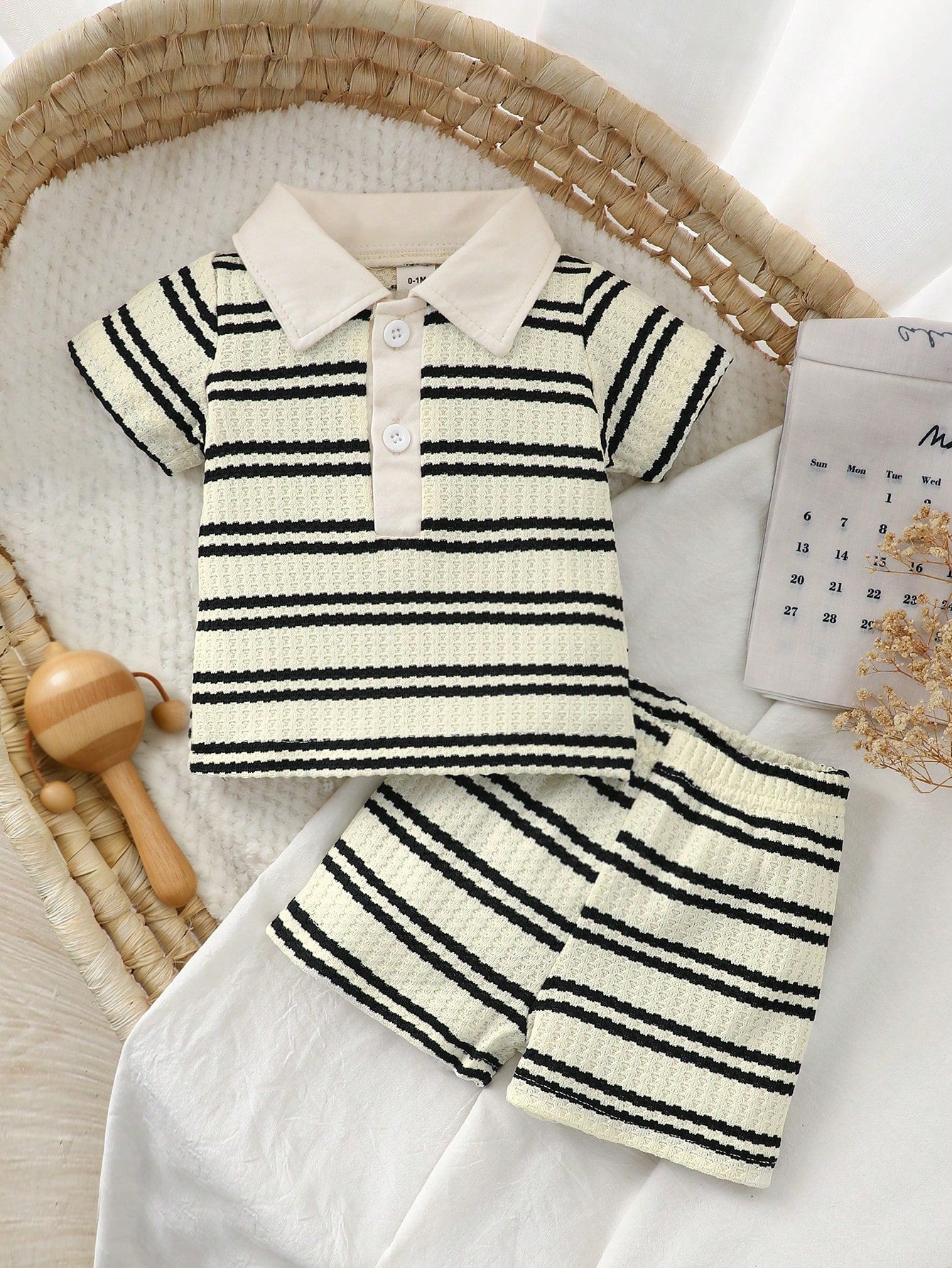 Prenda albaricoque conjunto para bebe vista frontal con rayas negras y cuello polo