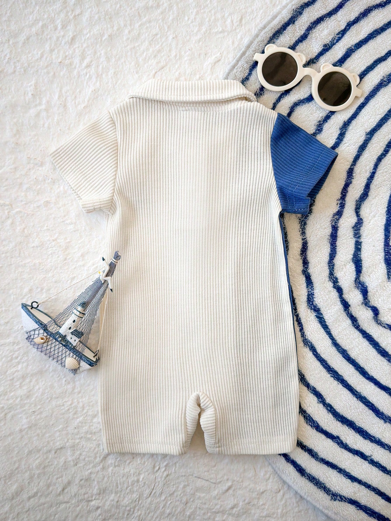 Prenda blanca pelele para bebe con manga azul vista trasera