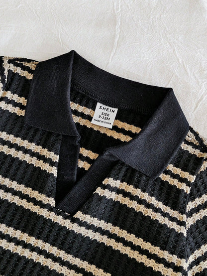 Prenda negra conjunto para bebe detalle de cuello tipo polo y rayas
