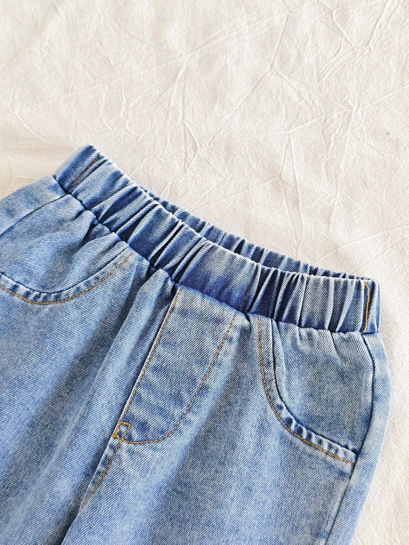Prenda negra conjunto para bebe detalle de pantalón de mezclilla y cintura elástica